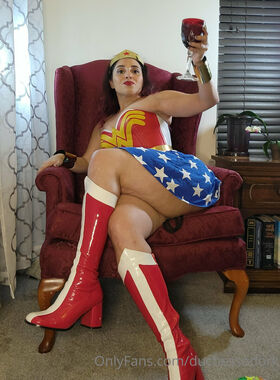 Nina Osegueda, QueenHell